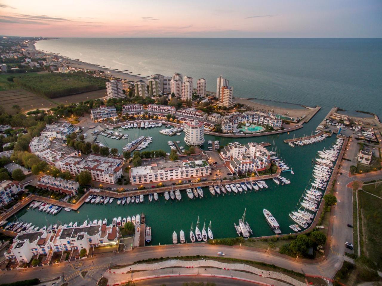 Botel Portoverde Luxury Houseboat Misano Adriatico