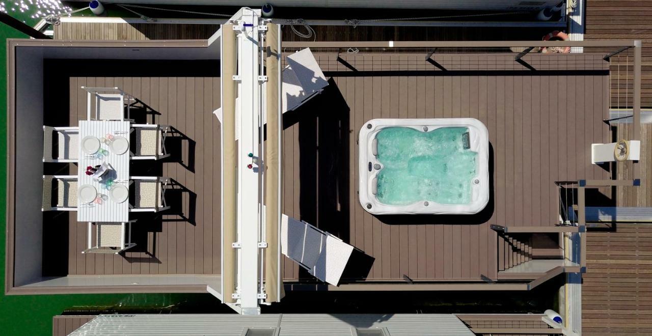 Botel Portoverde Luxury Houseboat