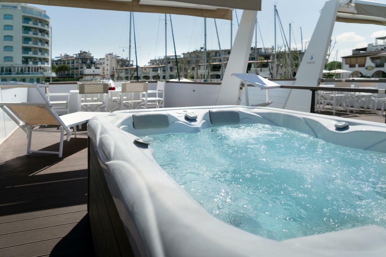 Botel Portoverde Luxury Houseboat *